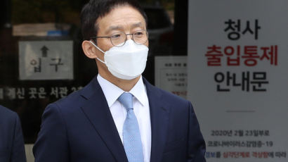 '서지현 인사보복 의혹' 무죄…안태근은 웃으며 법정 떠났다
