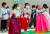 추석을 앞두고 광주 북구청어린이집에서 원생들이 한복을 입고 즐거워하고 있다. 연합뉴스