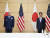 지난 8월 27일 아베 신조(安倍晋三) 당시 일본 총리가 총리관저에서 존 레이먼드 미국 우주군 사령관(공군 대장)과 회담하며 기념촬영 하고 있다. [연합뉴스]