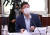 김홍걸 의원이 지난 28일 서울 여의도 국회에서 열린 외교통일위원회 전체회의에 참석해 자리하고 있다. 뉴스1 