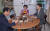 안철수 국민의당 대표가 9월 27일 광주 말바우시장 국밥집을 찾아 식사를 하고 있다. [뉴스1]
