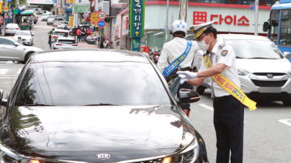 ‘보행자 앞 일단멈춤’ 운전자에 마스크 선물…대구경찰 안전캠페인