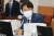 8월 25일 국회에서 열린 교육위원회 전체회의에 참석한 이탄희 민주당 의원. 임현동 기자