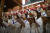 2017년 중국 베이징의 한 성당에서 크리스마스 찬송가를 부르는 모습.[EPA=연합뉴스]