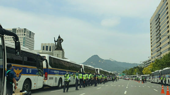 개천절 '금단의 땅' 된 광화문 거리···"왜 막냐" 시민들 고성 