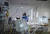 지난달 18일 아르헨티나 수도 부에노스아이레스의 국립 병원 병실에서 코로나19 환자를 챙기는 의사의 모습. 의사들의 노력에도 코로나 환자와 사망자 수는 계속 늘고 있다. AFP=연합뉴스