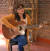 코로나 환자를 위해 기타 들고 노래 불러 화제가 된 아르헨티나 의사 아드리아나 페르난데즈. [CNN 캡처]
