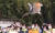 지난해 1차 자연 방사에 이어 지난 5월 28일 경남 창녕군 우포따오기복원센터에서 복원·증식해 기른 따오기 40마리를 방사했다. 송봉근 기자