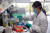 중국 베이징 다싱구 시노백(Sinovac·科興中維) 본사에서 백신 연구동 연구원이 실험을 하고 있다. 연합뉴스