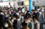 추석 명절 연휴가 끝나고 새로운 한 주를 맞이한 5일 오전 서울 구로구 신도림역 1호선 승강장에서 마스크를 한 시민들이 출근길 발걸음을 바쁘게 옮기고 있다. 뉴스1