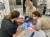 오클랜드 동물원 관계자들이 구조된 새끼 퓨마를 돌보고 있다. [AP=연합뉴스]