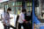 5일 서울 강남구 강남역 인근에서 시민들이 마스크를 쓰고 버스에 탑승하고 있다. 뉴시스