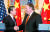 왕이 중국 외교부장이 2018년 5월 미국 워싱턴을 방문해 마이크 폼페이오 미국 국무장관과 회담한 뒤 악수하고 있다.[로이터=연합뉴스]