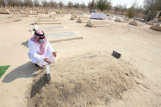 쿠웨이트의 에미르(이슬람 군주) 사바의 장례식 다음날인 10월 1일 그의 작은 무덤에 추모객이 찾아와 기도하고 있다. AFP=연합뉴스 