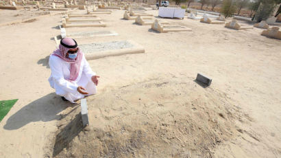 석유부국 쿠웨이트 군주, 공동묘지 한뼘 무덤만 남기고 가다