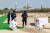 쿠웨이트의 에미르(이슬람 군주) 사바의 장례식 다음날인 10월 1일 그의 작은 무덤에 경비병과 추모객이 찾아와 기도하고 있다. AFP=연합뉴스 
