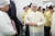 문재인 대통령이 지난 3월 6일 오후 경기도 평택시 소재의 마스크 생산업체 ㈜우일씨앤텍을 방문, 생산 공정을 살펴보기 전 위생복을 착용하고 있다. [청와대사진기자단]