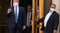 [서소문사진관] 이중 마스크에 고글까지···안 나은 트럼프 퇴원, 수행원들 긴장