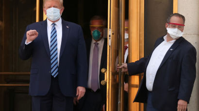 [서소문사진관] 이중 마스크에 고글까지···안 나은 트럼프 퇴원, 수행원들 긴장