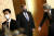 마이크 폼페이오(가운데) 미 국무장관이 6일 도쿄 외무성 이와쿠라공관에서 미일 외교장관회담을 하기 위해 회의장으로 들어서고 있다. [AP=연합뉴스]