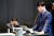 이종필 전 라임자산운용 부사장(오른쪽)과 원종준 전 라임운용 대표(왼쪽)가 지난해 10월 중순 서울 여의도 국제금융센터(IFC)에서 펀드 환매 연기 사태 관련 기자회견 을 하고 있다. 뉴스1
