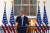 미국 도널드 트럼프 대통령이 6일(현지시간) 마스크를 벗어보이고 있다. AFP=연합뉴스