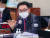 김석기 국민의당 의원이 8일 서울 여의도 국회에서 열린 외교통일위원회의 통일부 등에 대한 국정감사에서 질의를 하고 있다. 뉴시스