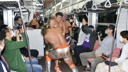[사진] 일본 열차 안에서 프로레슬링