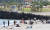 추석인 1일 오후 제주시 조천읍 함덕 해변을 찾은 관광객들이 '추캉스'를 즐기고 있다. 연합뉴스