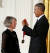 2016년 버락 오바마 당시 미국 대통령으로부터 내셔널 휴머니티스 메달을 받고 있는 루이즈 글릭(왼쪽). [로이터=연합뉴스]