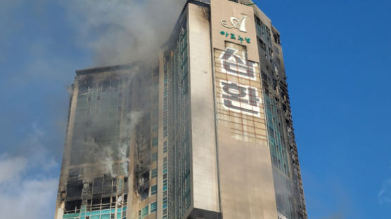 [영상]“영화속 화염방사기 불기둥”…잿더미된 울산 33층 아파트