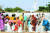 노르웨이 노벨위원회는 9일(현지시간) 유엔 세계식량계획(WFP)이 올해 노벨 평화상 수상자로 선정됐다고 발표했다. 사진은 2014년 아프리카 수단의 난민 여성들이 다르푸르 인근의 실향민을 위한 킬마 캠프에서 WFP가 제공하는 구호 식량을 받는 모습. [AFP=연합뉴스] 