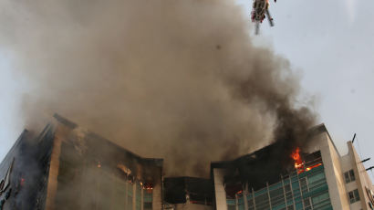 울산 33층 아파트 다시 불길 번졌다···헬기 4대 투입해 진화중