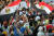 지난 10월 2일 이집트 수도 카이로의 사다트 추모관 근처에서 주민들이 국기를 흔들며 1973년 이스라엘과 벌였던 10월전쟁(4차 중동전쟁 또는 욤 키푸르 전쟁의 이집트식 명칭))의 승리를 기념하는 거리 행진을 하고 있다. 신화=연합뉴스 
