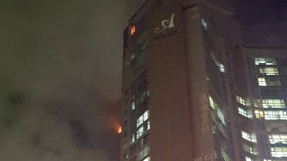 [속보] 울산 33층 주상복합서 큰 불···구조대원 5명이 옥상서 26명 보호중