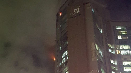[속보] 울산 33층 주상복합서 큰 불···구조대원 5명이 옥상서 26명 보호중