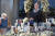 미국 연방대법원 앞에 설치된 추모 공간에서 지난 9월 25일 한 추모객이 사람들이 두고 간 사진과 초를 살펴보고 있다. EPA=연합뉴스 