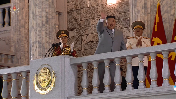 북한이 10일 노동당 창건 75주년을 맞아 열병식을 열었다고 조선중앙TV가 보도했다. 김정은 국무위원장이 연설에 앞서 광장에 모든 시민들에게 손을 들어 인사하고 있다. 조선중앙TV=연합뉴스