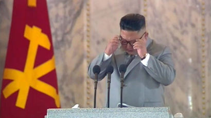 연설 도중 눈물 훔친 김정은 "인민들에 보상 못해 면목없다" 