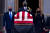 도널드 트럼프 미국 대통령과 부인 멜라니아가 지난 9월 24일 미국 연방대법원에 옮겨진 루스 베이더 긴즈버그 연방대법관의 관 좌우에 서서 그를 추모하고 있다. EPA=연합뉴스 