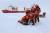 중국의 북극 탐사대원이 쇄빙선인 슈에롱(雪龍)호에서 내려 얼음을 뚫고 관측기구를 설치하고 있다. 중국은 북극과 남극에 과학 탐사를 늘리고 있다. [신화=연합뉴스]