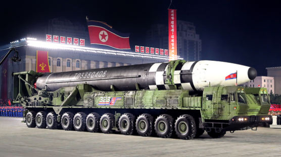"신형 ICBM은 괴물", "36세의 독재자 사과"…북한 열병식 외신 반응