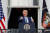 도널드 트럼프 미국 대통령은 10일 백악관 2층 발코니에서 흑인과 라티노 유권자를 상대로 연설했다. [로이터=연합뉴스]