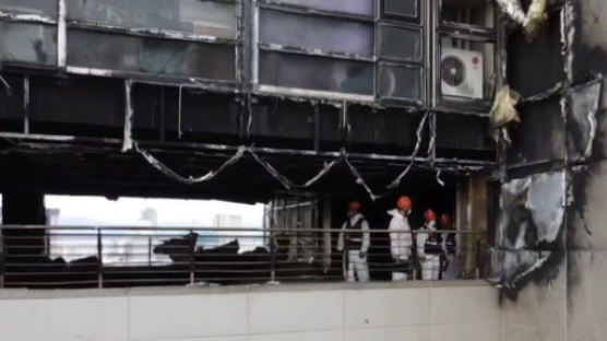 [속보] 경찰 "울산 주상복합 화재 발화 위치는 3층 테라스"