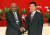 노무현 대통령이 2006년 8월 29일 부산시 벡스코에서 열린 제14차 국제노동기구 아시아태평양지역총회에 앞서 랏트나시리 위크라마나야카 스리랑카 총리와 접견하고 있다. [중앙포토]