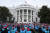 도널드 트럼프 미국 대통령이 지난 10일 미국 백악관에서 수백명의 유권자를 초청해 공개 연설을 하는 행사를 열었다. [AP=연합뉴스]