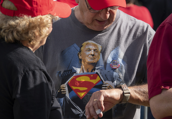 도널드 트럼프 미국 대통령의 지지자가 슈퍼맨 티셔츠를 입고 있는 트럼프의 모습이 그려진 티셔츠를 입고 있다. 뉴욕타임스는 10일(현지시간) 트럼프 대통령이 지난 5일 슈퍼맨 티셔츠를 입고 퇴원하는 '깜짝쇼'를 계획했다고 보도했다. [EPA=연합뉴스]