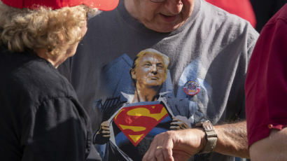 "트럼프 퇴원때 슈퍼맨 티셔츠 입으려했다, 와이셔츠 뜯는 깜짝쇼 구상"