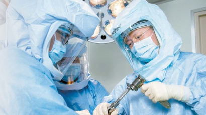 [건강한 가족] 무균 수술실서 인공관절 삽입 감염 원천봉쇄