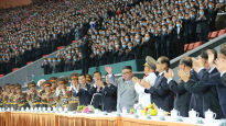 김정은, 열병식 참가자와 기념사진…집단체조 공연도 관람